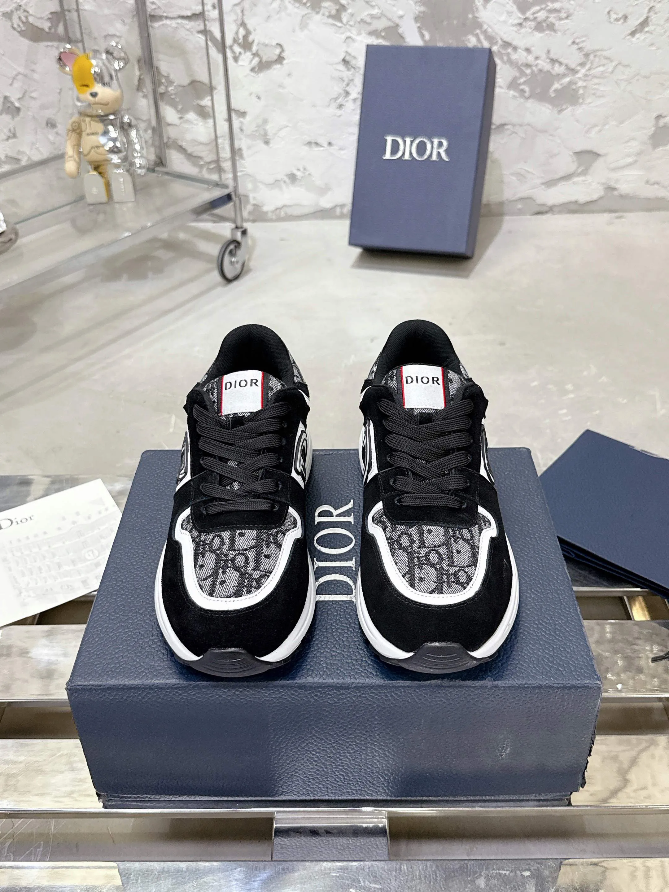 👟👟Ex-factory price 540👟👟 Dior Dior’s latest color matching B30 series dad sneakers. Original version 18,000💰 purchased for development and production. Brand new B30 sneakers. Dad Shoes style shoes that follow the trend of the retro market. The Dior logo on the tongue also indicates that this pair of shoes is the B30 model! B30 uses fine-textured leather and mesh cloth materials to form a shoe body. There are conspicuous letters CD on both sides of the shoe body to indicate identity. Many lines on the shoe body outline details to make the shoes look less monotonous and full of retro flavor. The delivery counter is exquisitely packaged🛍📦 ▪️Fabric: Original customized technical fabric + mesh ▪️Inner lining: Customized breathable lining ▪️Outsole: Original molded IP foam + TPU outsole ▪️Sole thickness: 3.5CM ▪️Size: Men’s size 39-45